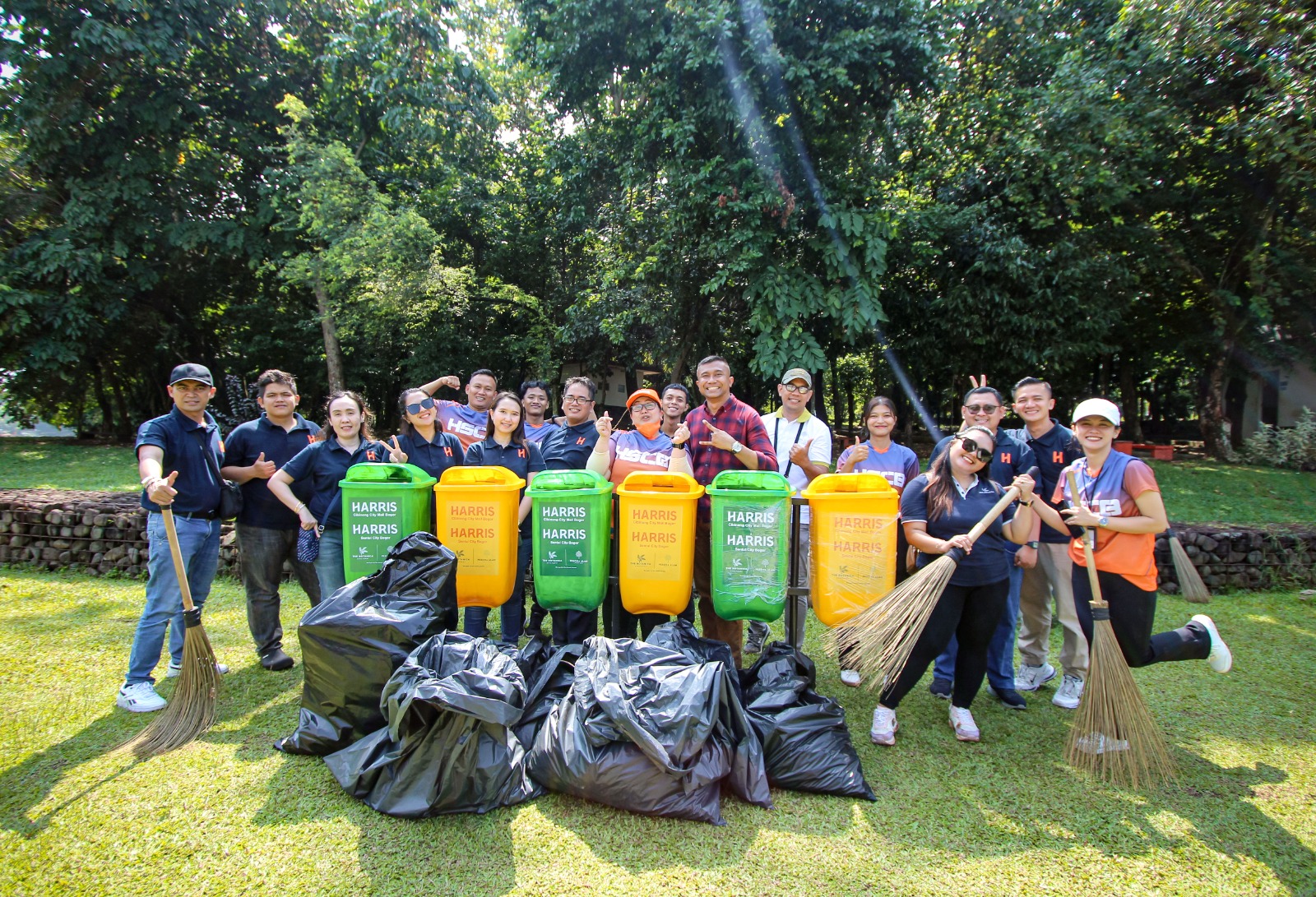 Ascott Limited Regional Bogor, mengadakan kegiatan bersih-bersih di Kebun Raya Cibinong.