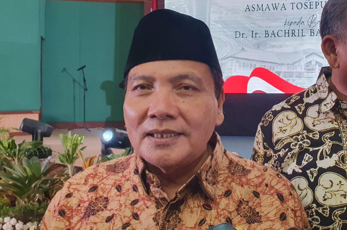 Pj Bupati Bogor Bachril Bakri saat memberikan keterangan kepada wartawan.