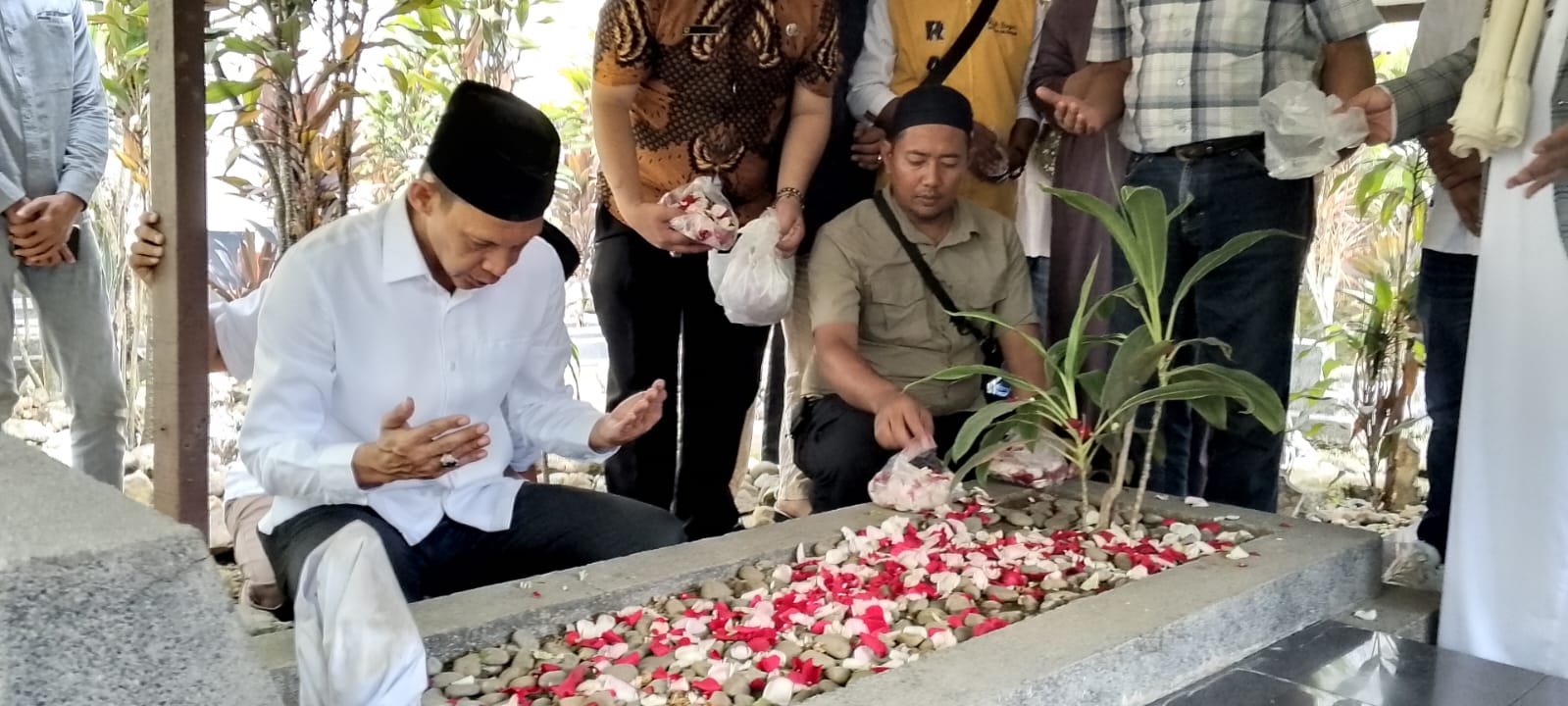 Calon Wakil Bupati Bogor, Jaro Ade berziarah ke makam mantan Ketua DPRD Kabupaten Bogor, Endang Kosasih di Ciawi, Jumat (27/9/2024).