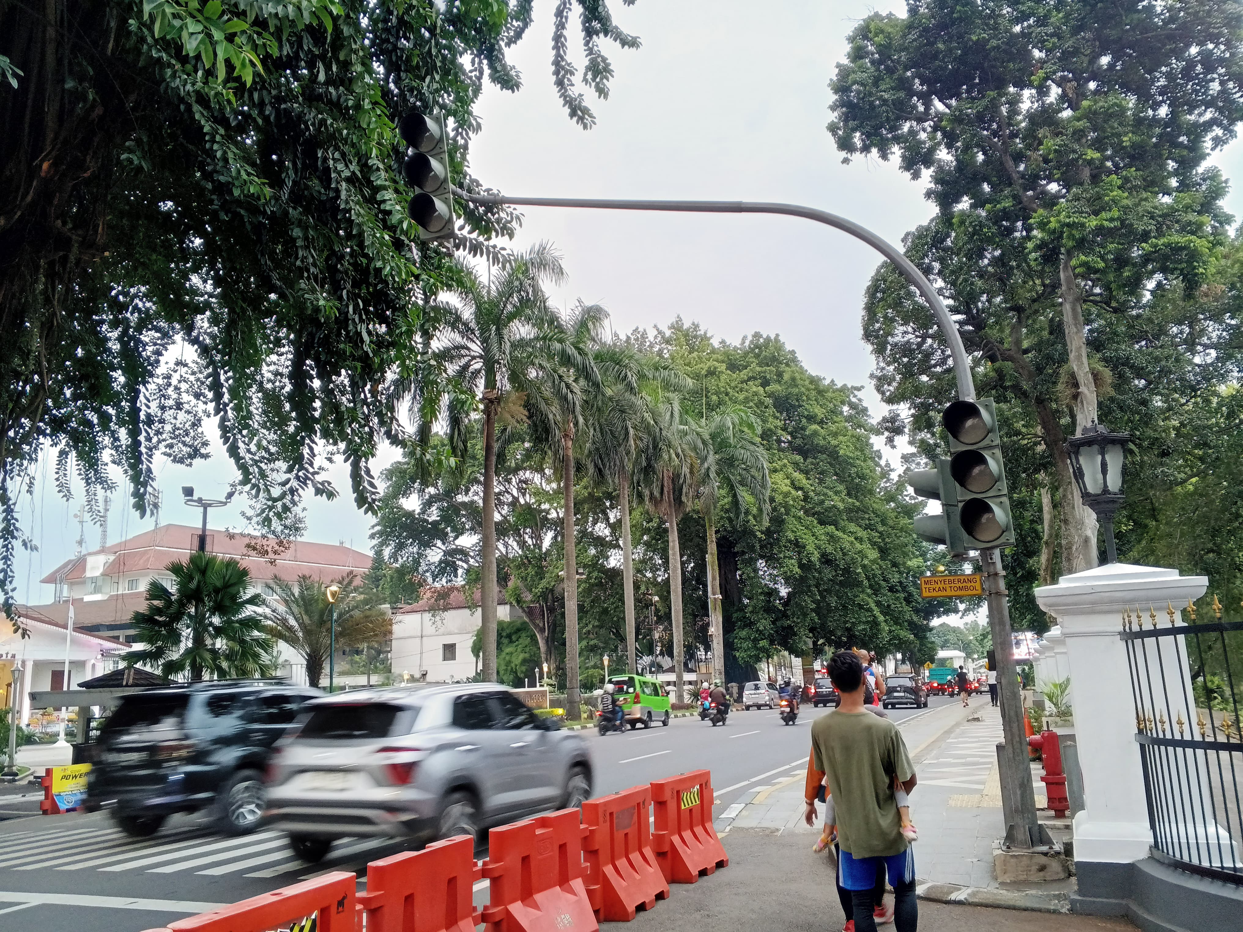 Kondisi lampu penyebarangan di Jalan Juanda depan Istana Bogor, tidak berfungsi dengan baik sejak lama.