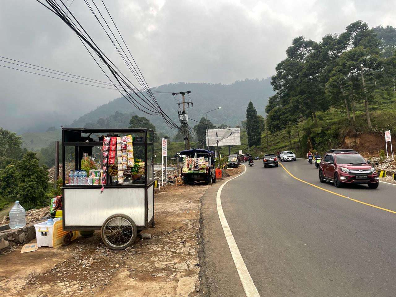 Pedagang gaya baru di Kawasan Puncak Bogor.