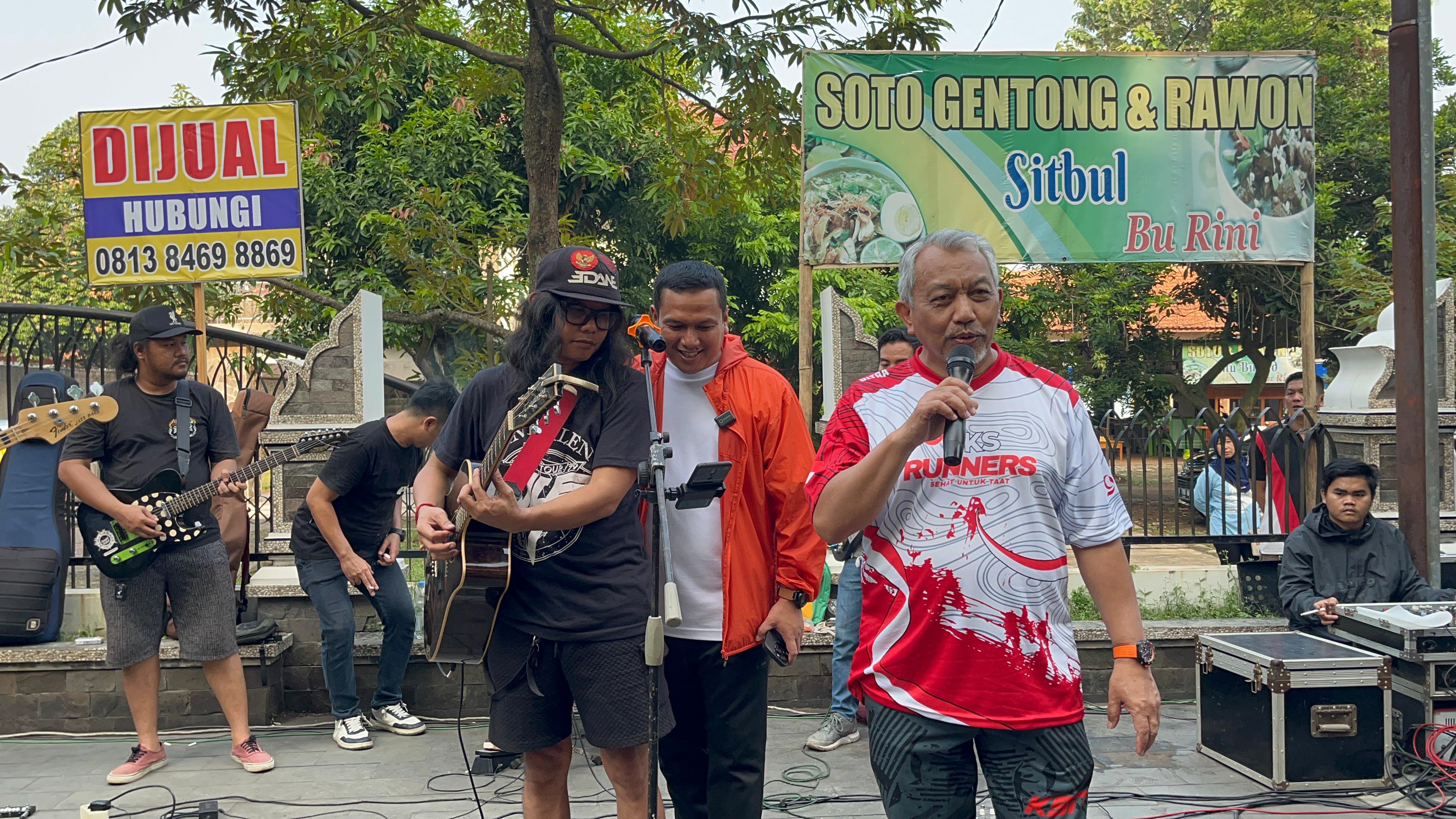 Calon Gubernur Jabar Ahmad Syaikhu setelah melakukan aktivitas jalan santai dan sapa warga di Situ Buleud, Kecamatan Purwakarta, Kabupaten Purwakarta