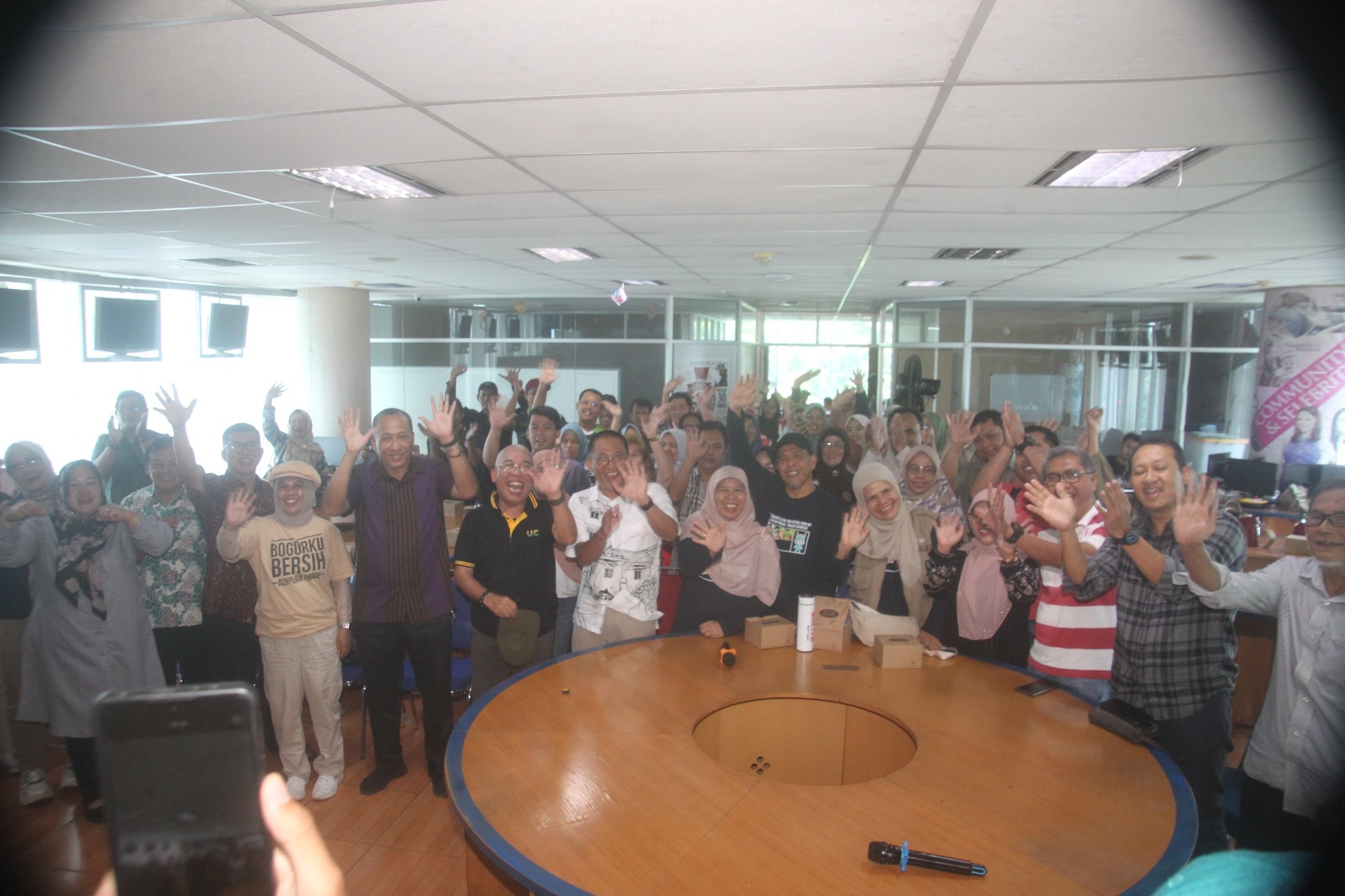 Para perwakilan finasis lomba Bogorku Bersih berfoto bersama dengan panitia usai ikuti workshop di Graha Pena.