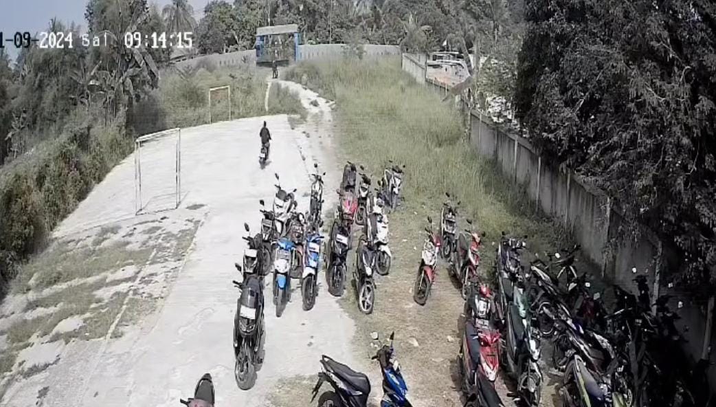 Pelaku curanmor terekam CCTV saat beraksi di salah satu sekolah di Kecamatan Parung, Kabupaten Bogor.