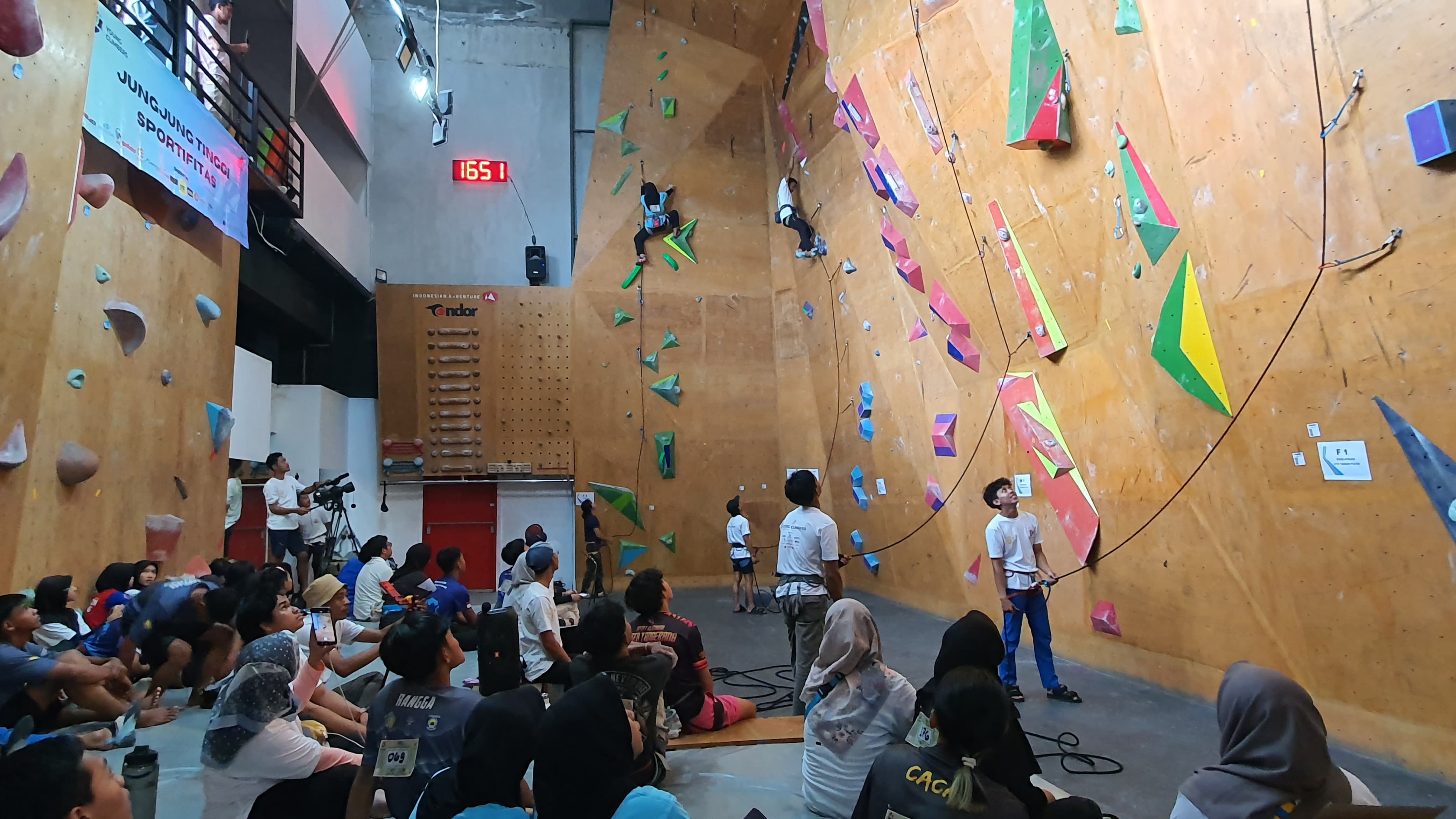 Ratusan peserta bersaing dalam kompetisi panjat tebing di Boxies 123 Mall.