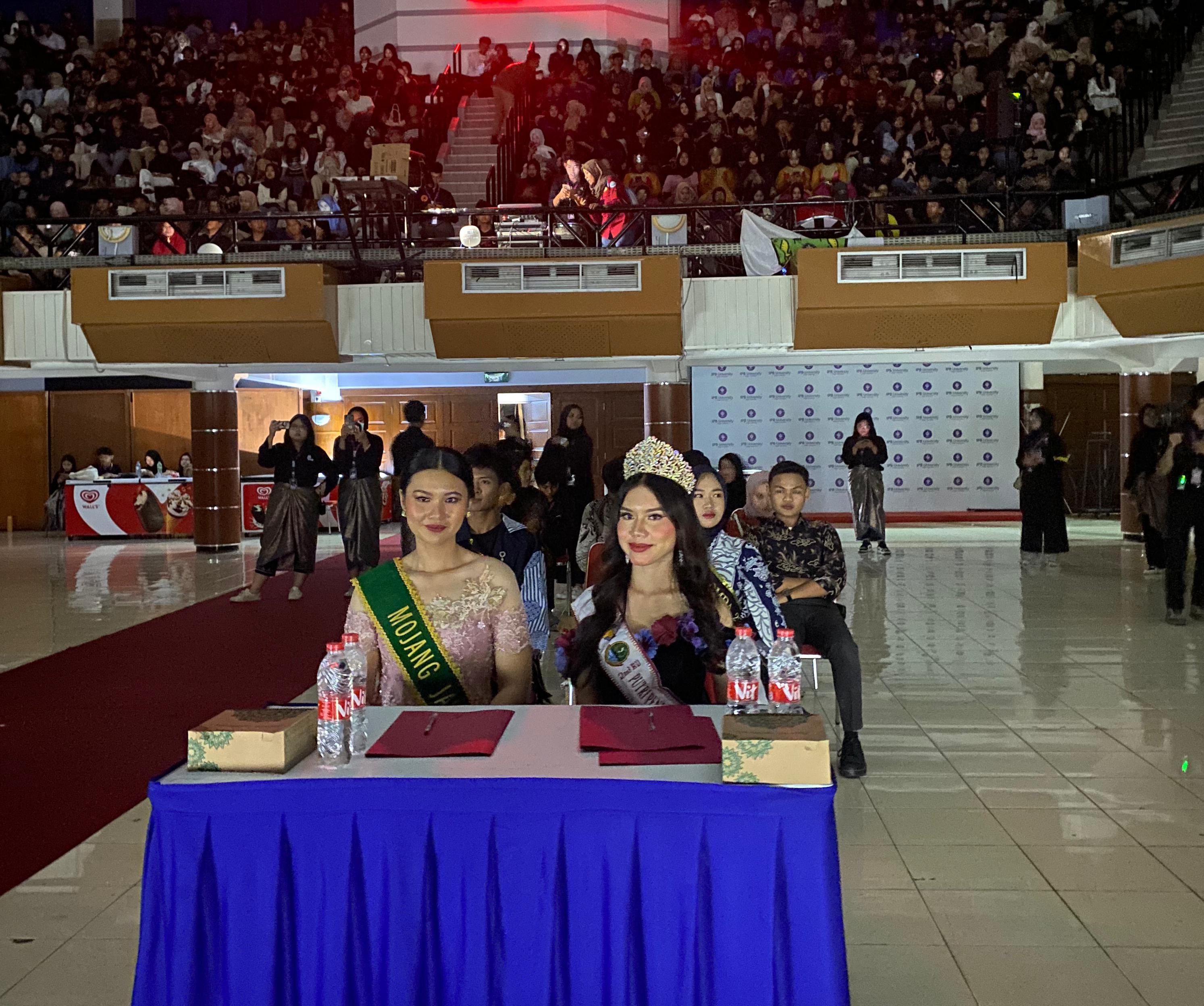 Malam puncak yang pertama Genus 2024 IPB University dengan kemeriahan 25 pasangan Papi Omda yang saling unjuk kebolehan melalui parade atau Fashion Show.