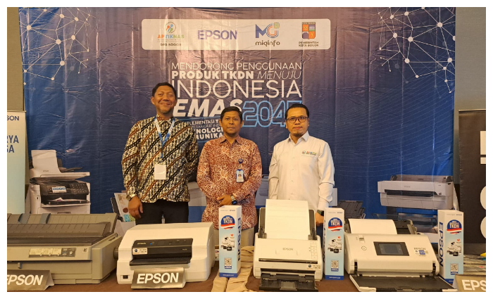 Ketua Aptiknas Bogor, Azka Basil Danish Rahmat (kanan), Head Of Sales EPSON, M Husni Nurdin (kiri) dan Sekretaris Diskominfo Kota Bogor, Oki Tri Fasiasta Nurmala Alam (tengah).