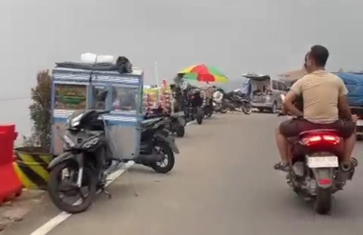 Pedagang di Jalan Raya Puncak, Kabupaten Bogor, mengubah cara jualan dengan menggunakan mobil dan motor.