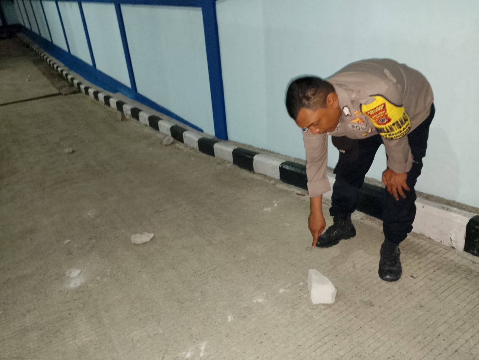 Anggota Polsek Cibinong, Polres Bogor, saat melakukan Olah TKP kasus pelemparan batu Gedung Graha Wartawan oleh OTK, Sabtu (28/9/2024) malam.