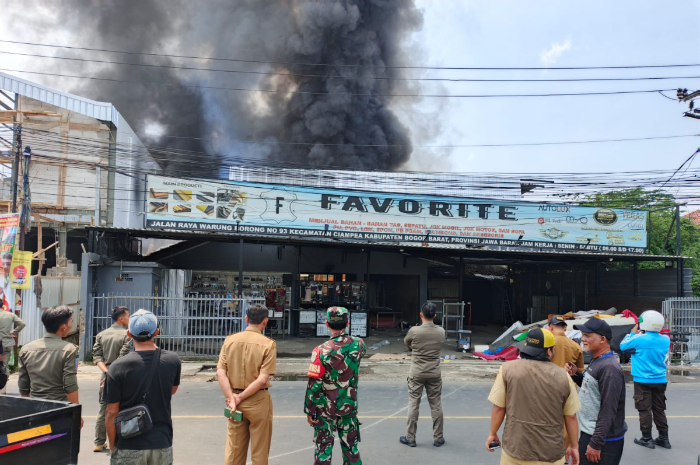 Kondisi terkini kebakarna toko bahan meterial tas dan sarung jok motor serta mobil di Jalan Raya Cibungbulang, Desa Bojong Rangkas, Kecamatan Ciampea, Bogor