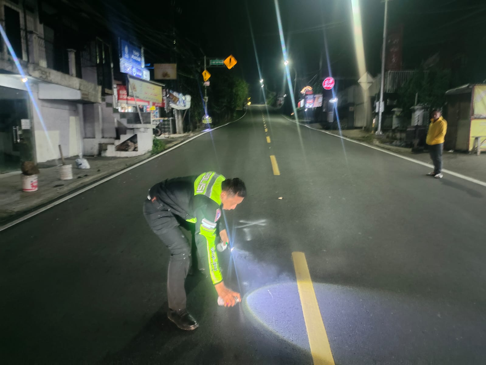 Polisi di Jalur Puncak yang merupakan TKP kecelakaan lalu lintas yang sebabkan warga Kota Bogor tewas.
