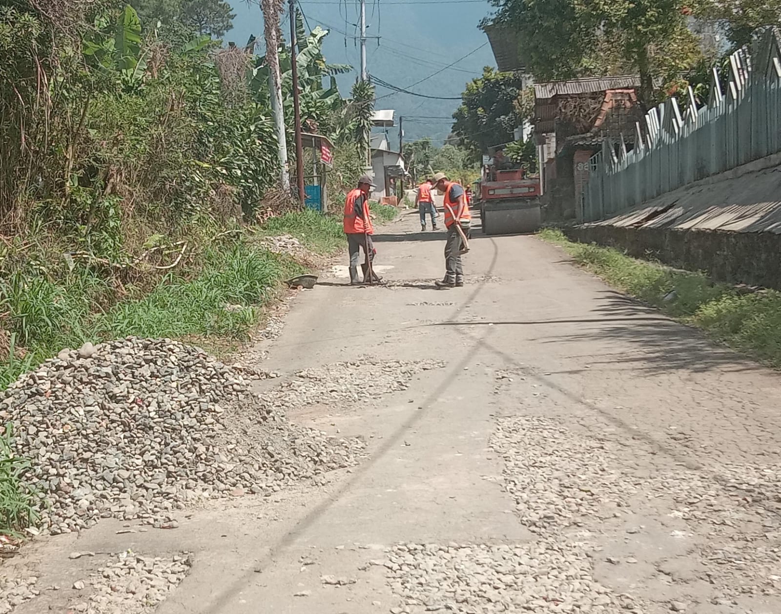 Jalan di Kampung Lemah Nendet, Desa Sukagalih, Megamendung Bogor tengah dilakukan perbaikan.