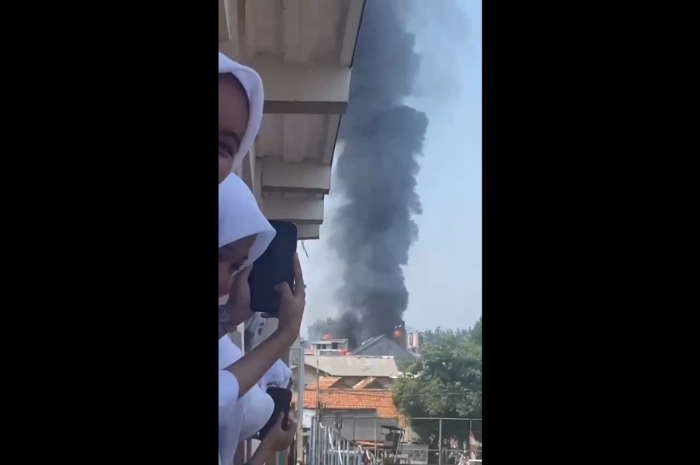 Tangkapan layar video kebakaran toko di Ciampea Bogor Senin (30/9/2024).