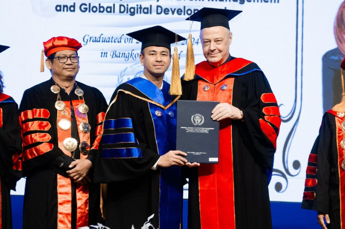 Raffi Ahmad mendapat gelar Doctor Honoris Causa dari Universal Institute of Professional Management (UIPM) di Thailand.