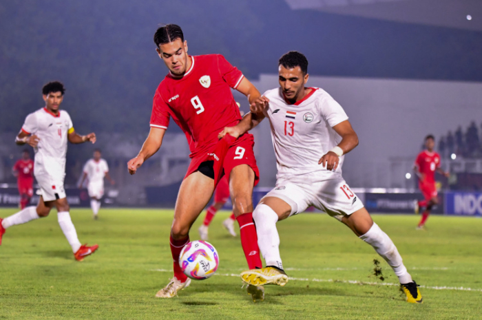 Aksi striker Timnas Indonesia U-20 Jens Raven pada laga terakhir Grup F Kualifikasi Piala Asia AFC U-20 2025 di Stadion Madya, Jakarta, Minggu (29/9/2024).