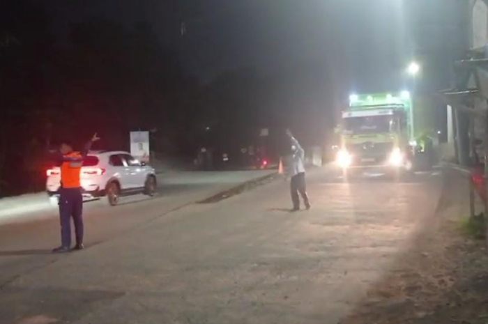 Petugas Dishub memutarbalik truk tambang yang melanggar jam operasional di Parung Panjang Bogor.