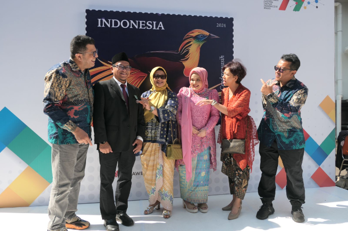 Dua karyawan PT XL Axiata Tbk (XL Axiata) menerima penghargaan tanda kehormatan Satyalancana Wira Karya.