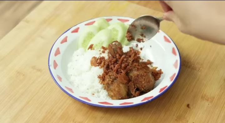 Ayam Goreng Serundeng Bawang.