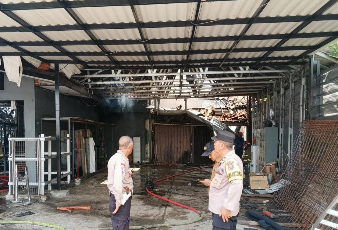 Kondisi toko beserta gudang bahan pembuatan tas, jok mobil serta motor di Ciampea usai kebakaran hebat.