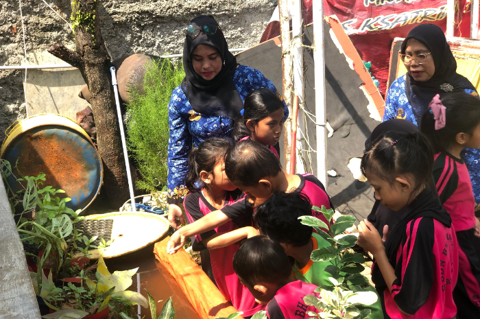 Sejumlah siswa sedang melalukan perawan bibit ikan lele yang ada di SDN Bhayangkari