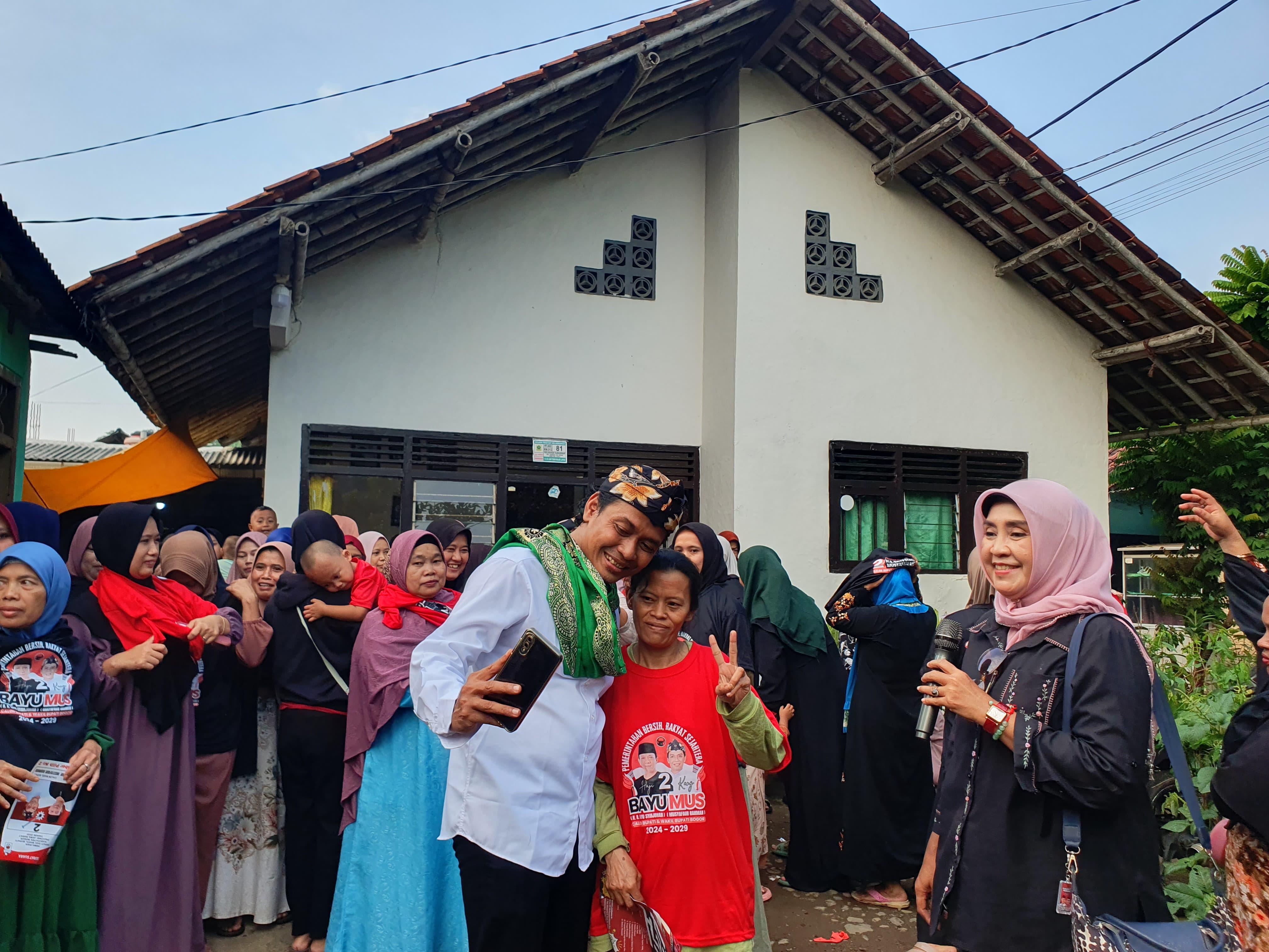 Calon Wakil Bupati nomor urut 2, Musyafaur Rahman menyapa warga Cibinong, Kabupaten Bogor, Jawa Barat. Swnin (30/9/2024).