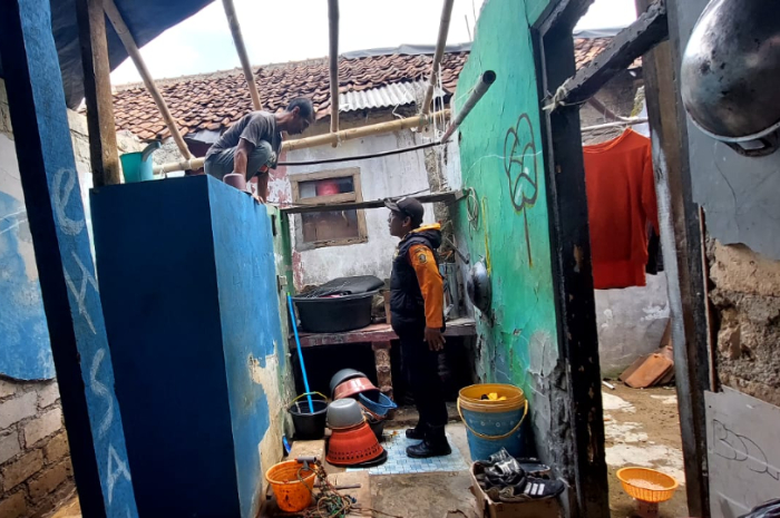 Salah satu rumah warga di Cibungbulang Bogor yang terdampak bencana angin kencang.