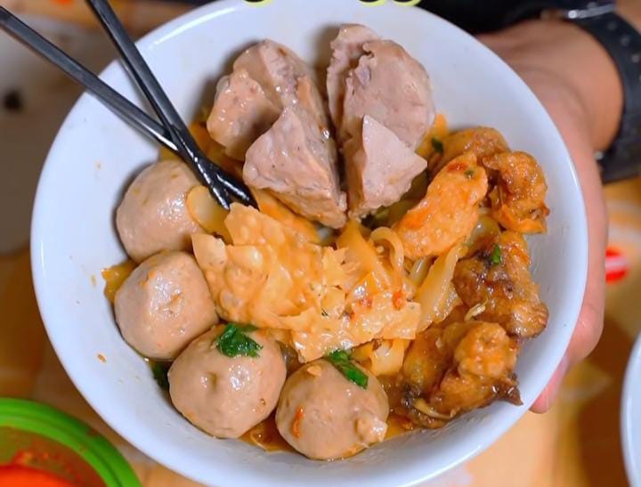 Kedai Bakso Goyang Lidah yang beralamat di Jalan Pakuan No.71, Kelurahan Baranangsiang, Kecamatan Bogor Timur, Kota Bogor, Jawa Barat.