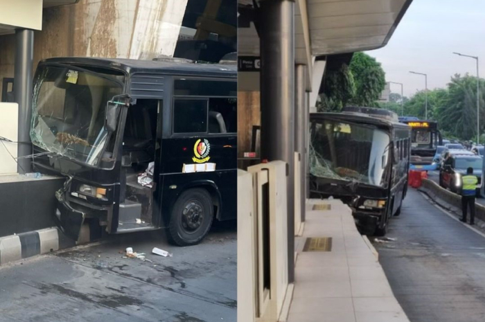 Kondisi bus Paspampres yang menabrak tiang Halte Transjakarta