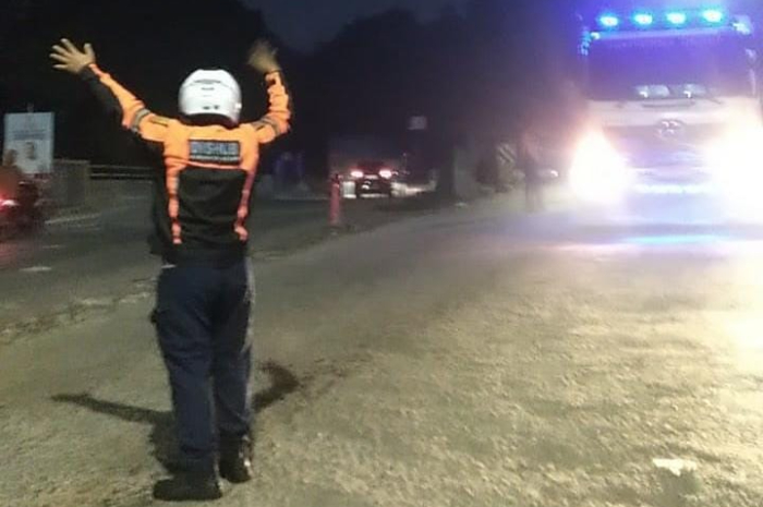 Petuga Dishub saat mencegat dan memutarbalik truk tambang yang melanggar jam operasional di Bogor.