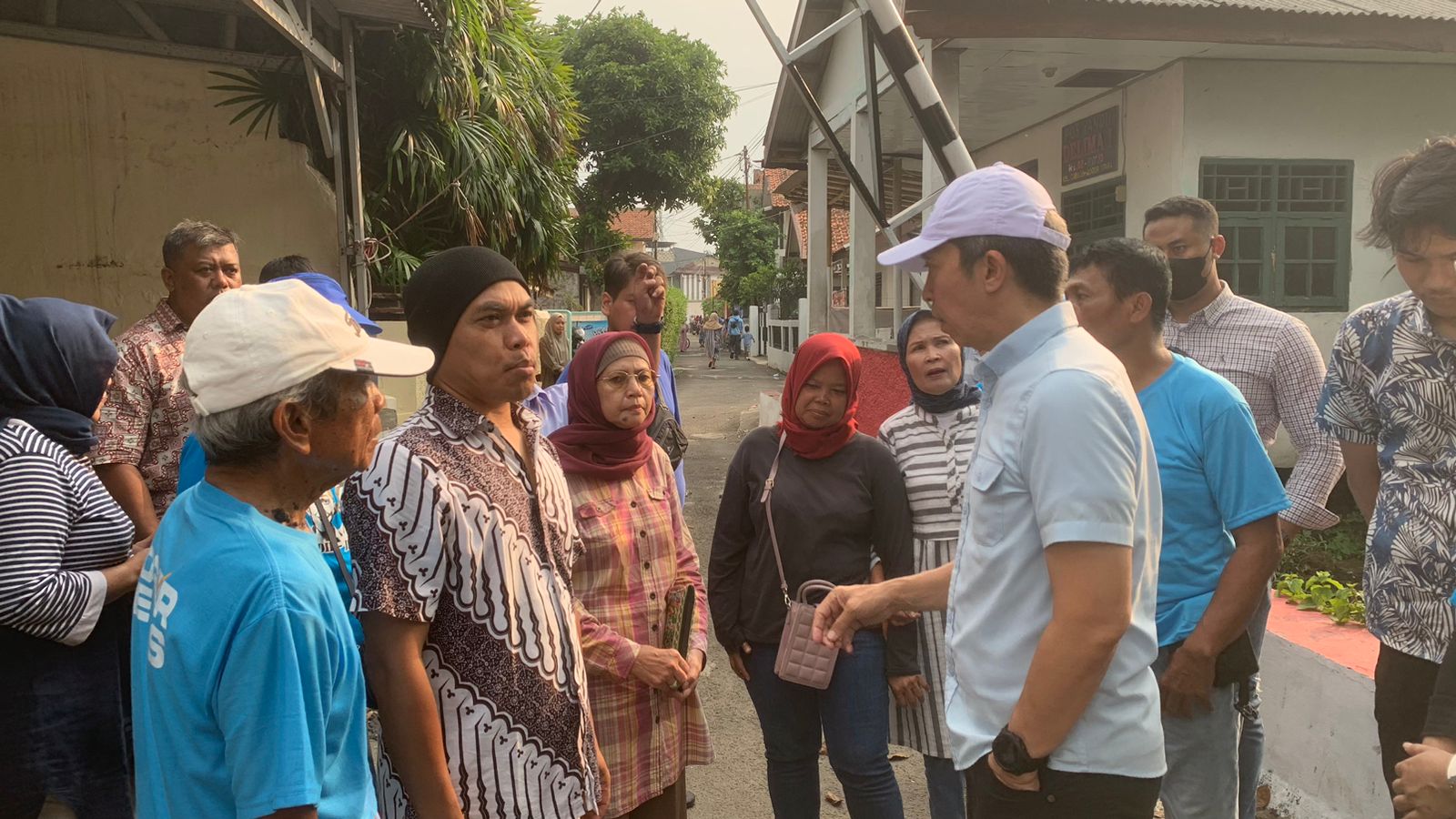 Cawalkot Bogor Dedie Rachim saat menyapa warga di Kelurahan Cibuluh, Bogor Utara, Kota Bogor.