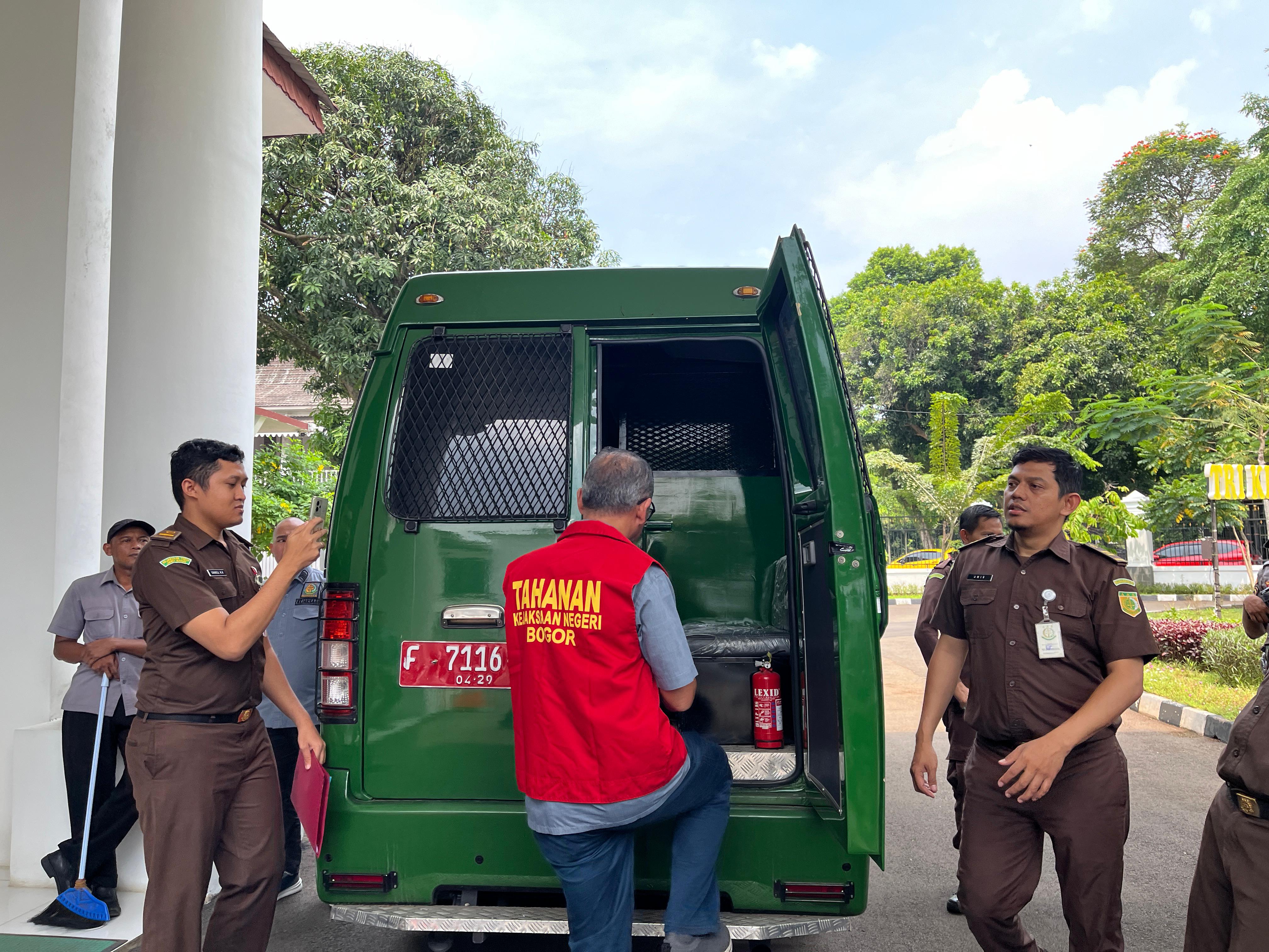 Penahanan tersangka kasus korupsi di Bank Mandiri Warung Jambu Kota Bogor.