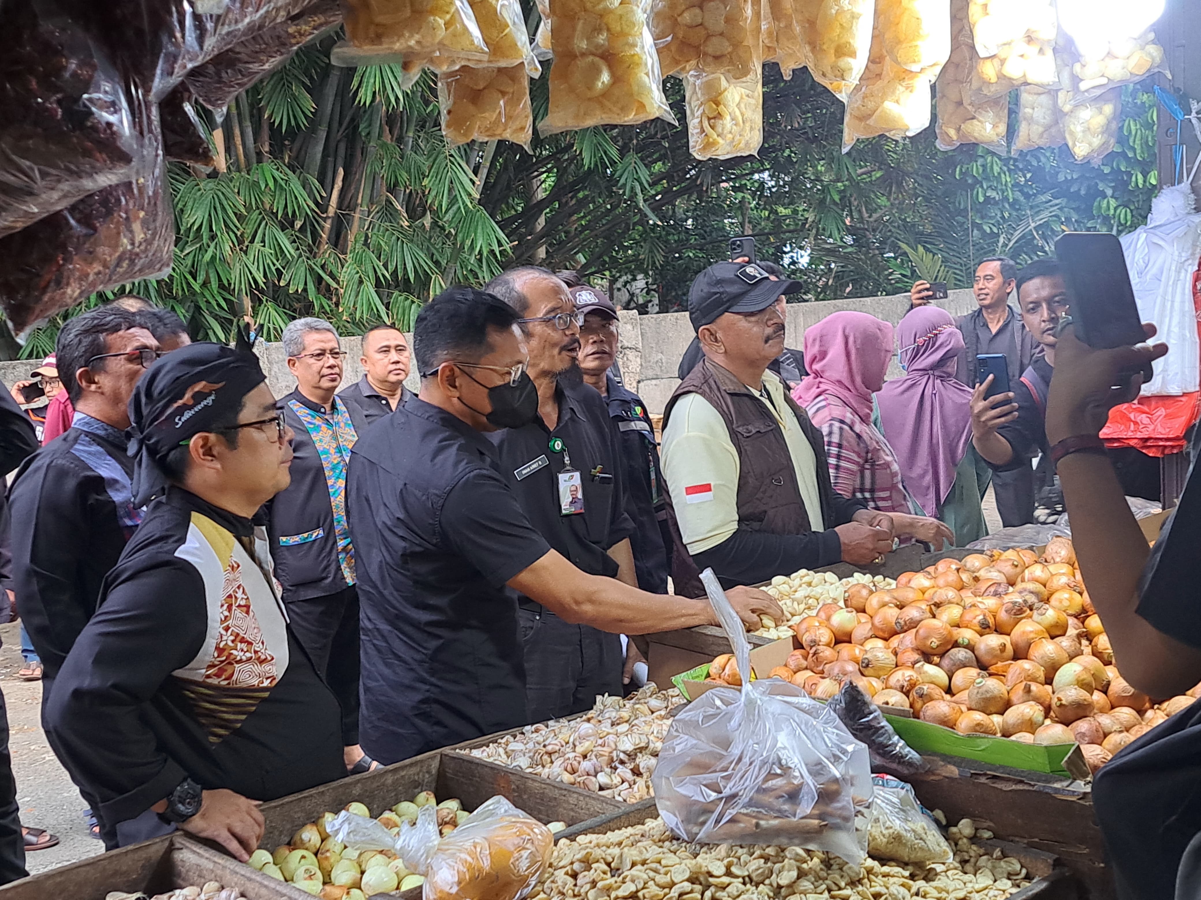 Pj Wali Kota Bogor, Hery Antasari saat mensurvei harga komoditas di Pasar TU Kemang.
