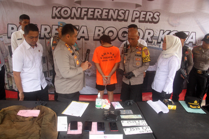 Mahasiswa pelaku jambret saat rilis di Makopolresta Bogor Kota, Kamis (3/10/2024)