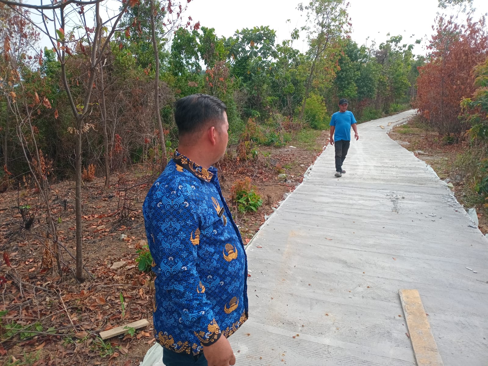 Kepala Desa, Sukanagara, Ahmad Yani tinjau pembangunan jalan penghubung di Kampung Leuwijati, Jonggol, Kabupaten Bogor, Jawa Barat. Kamis (3/9/2024).