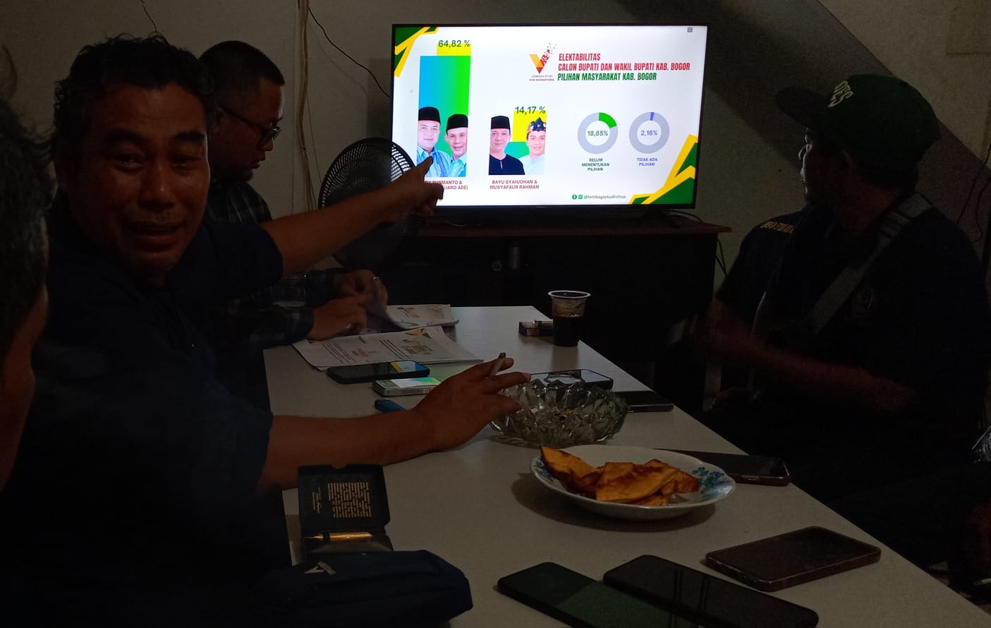 Founder LS Vinus, Yusfitriadi saat pemaparan hasil survey elektabilitas pasangan Calon Bupati, Cibinong, Kabupaten Bogor. Jawa Barat. Kamis (3/10/2024).