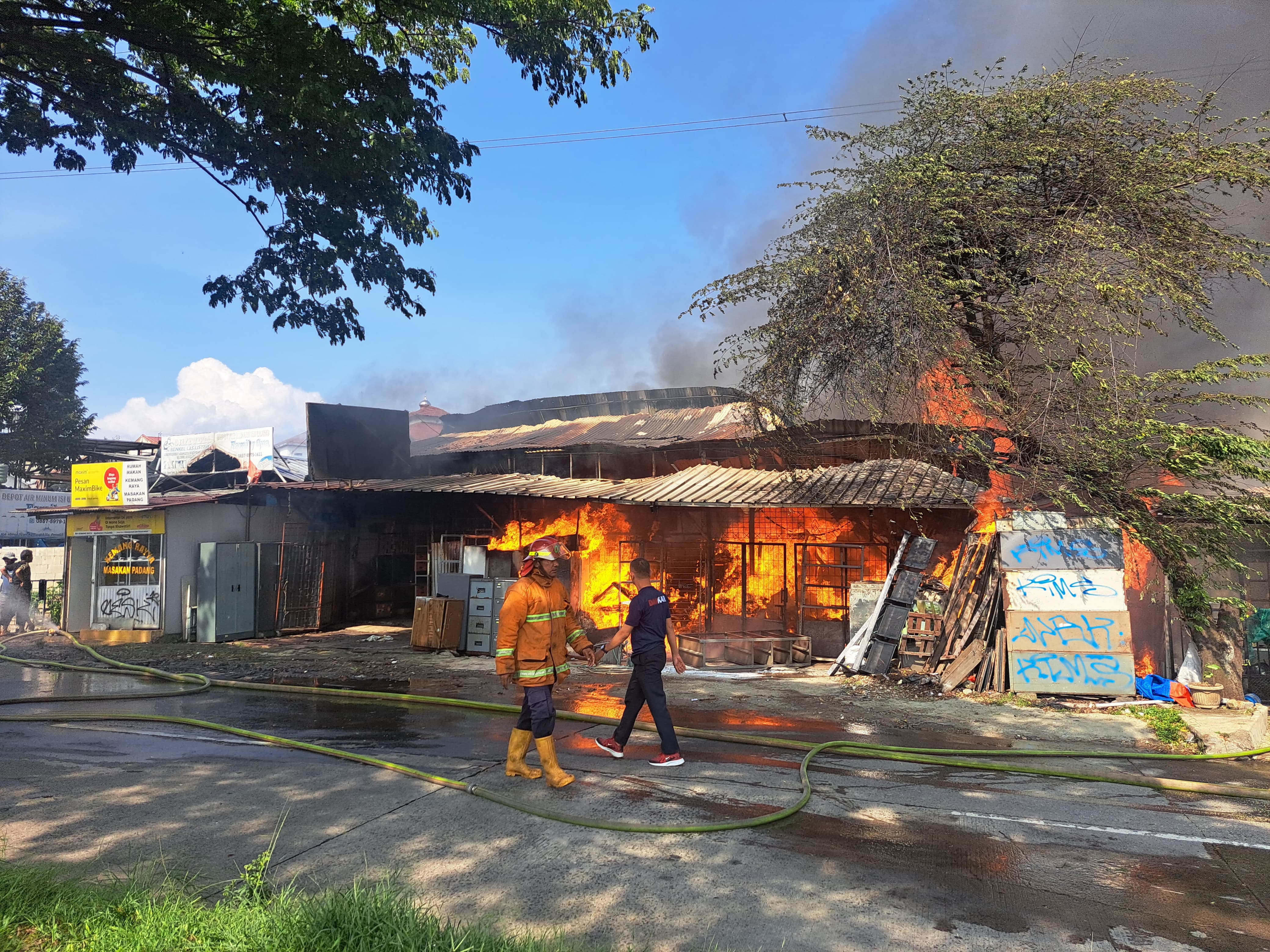 Kebakaran kios alat kantor di Jalan R3, Katulampa, Kota Bogor pada Jumat (4/10/2024) pagi.
