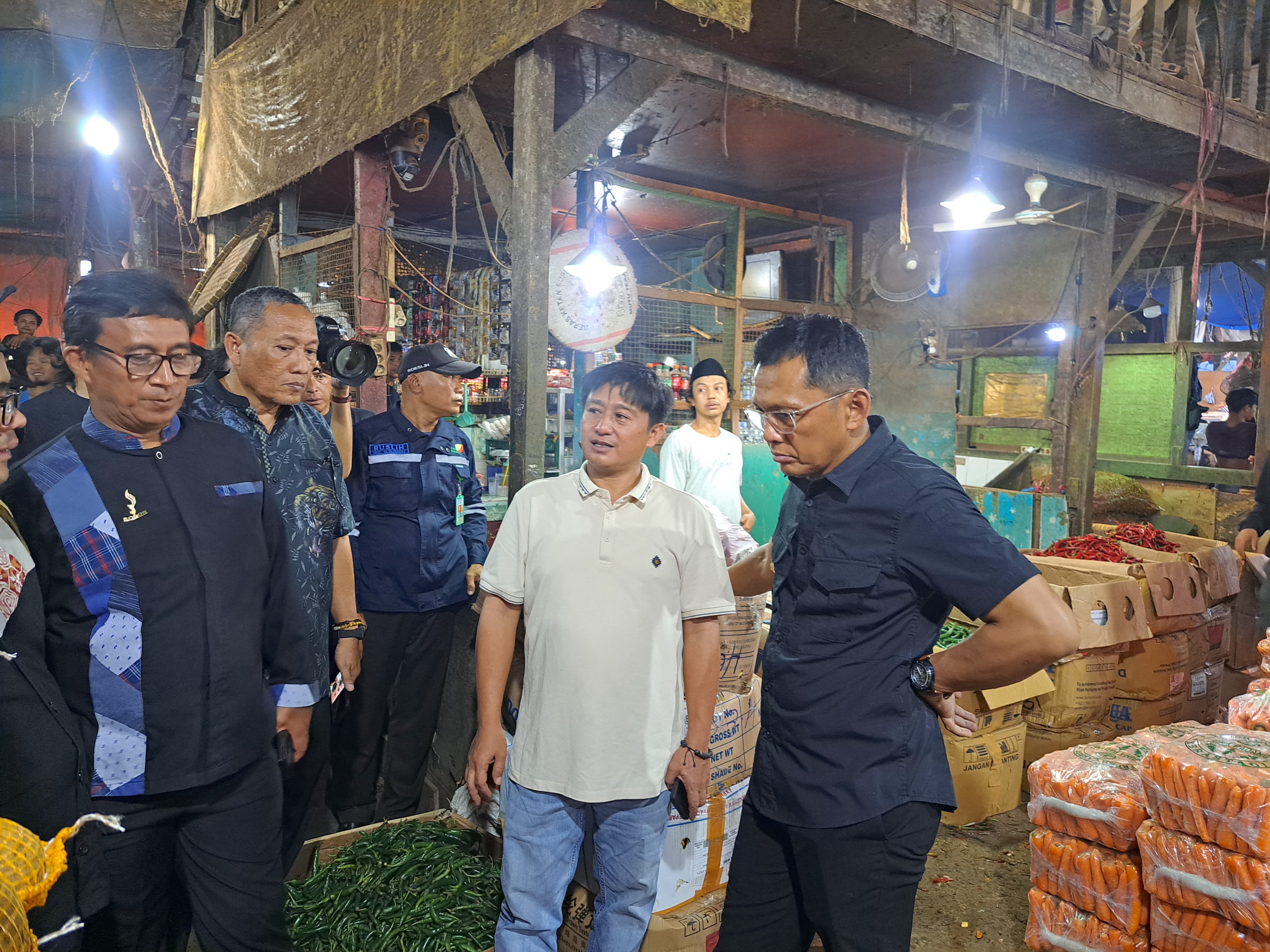 Pj Wali Kota Bogor, Hery Antasari saat melakukan inspeksi ke Pasar TU Kemang, pada Kamis (3/10/2024).