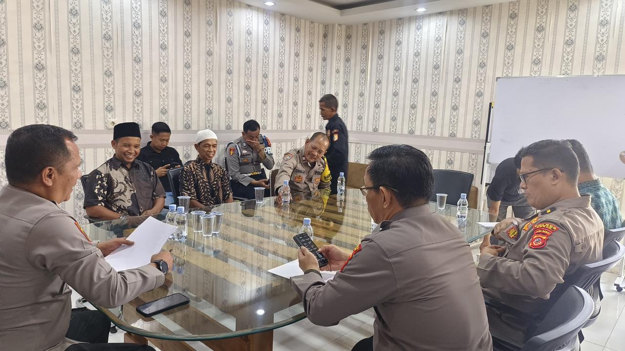 Warga Ciampea, Kabupaten Bogor, curhat kepada Polres Bogor, terkait maraknya aksi tawuran akhir-akhir ini.