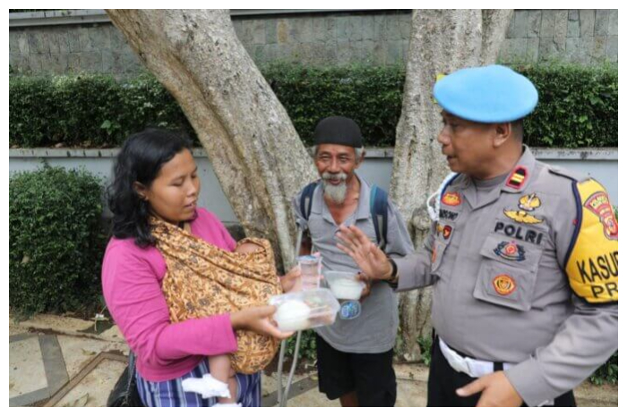 Propam Polresta Bogor Kota menggelar Program Jumat Berkah, membagikan makanan gratis kepada warga di Jalan Raya Paledang, Kota Bogor.