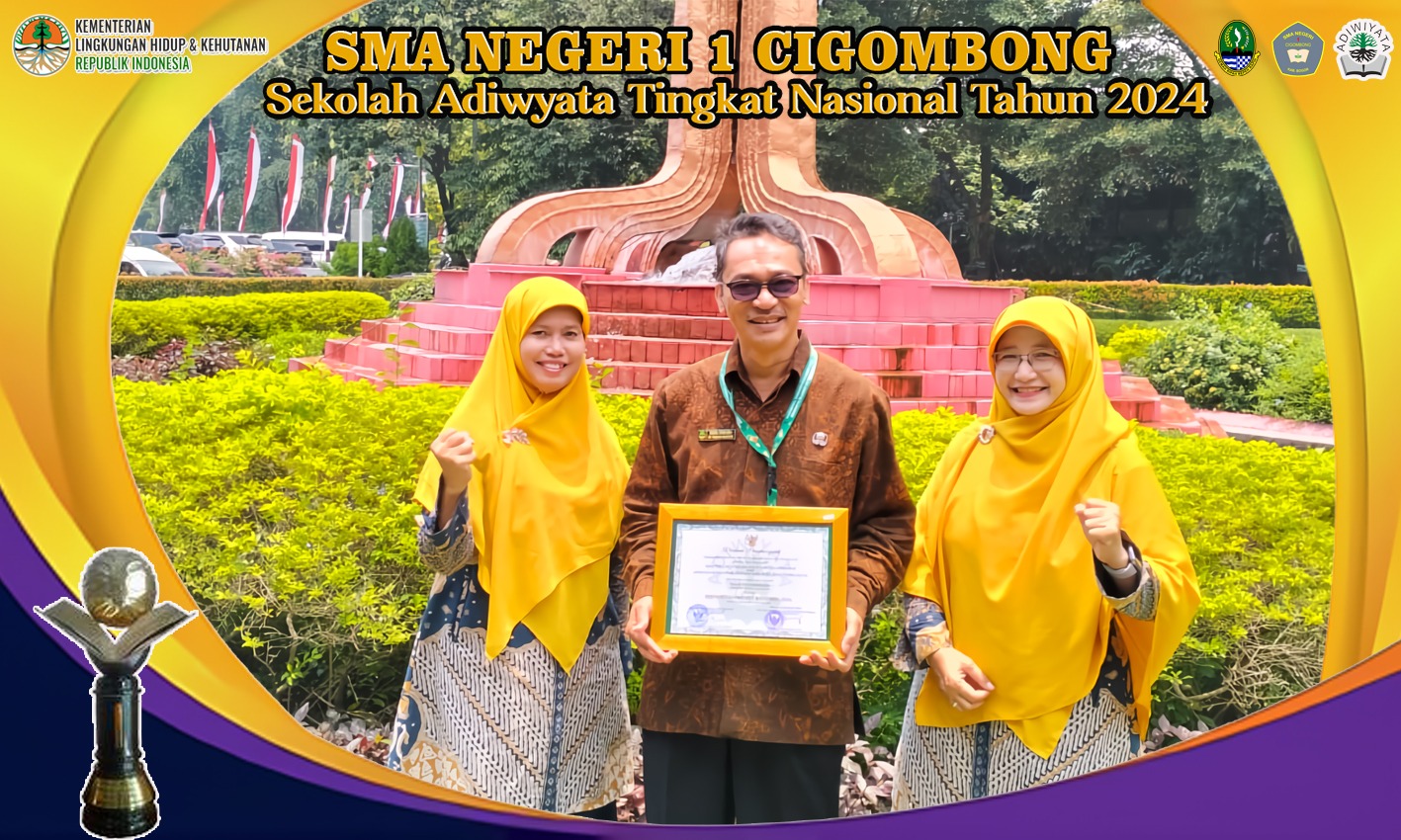 Kepala SMAN 1 Cigombong, Raya Erwana, saat menerima Penghargaan Adiwiyata Nasional.