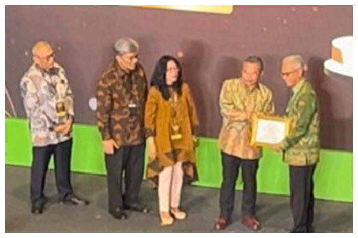 SMPN 1 Jasingan Kabupaten Bogor, mendapatkan penghargaan Sekolah Adiwiyata tingkat Nasional dari Kementerian Lingkungan Hidup dan Kehutanan (KLHK).