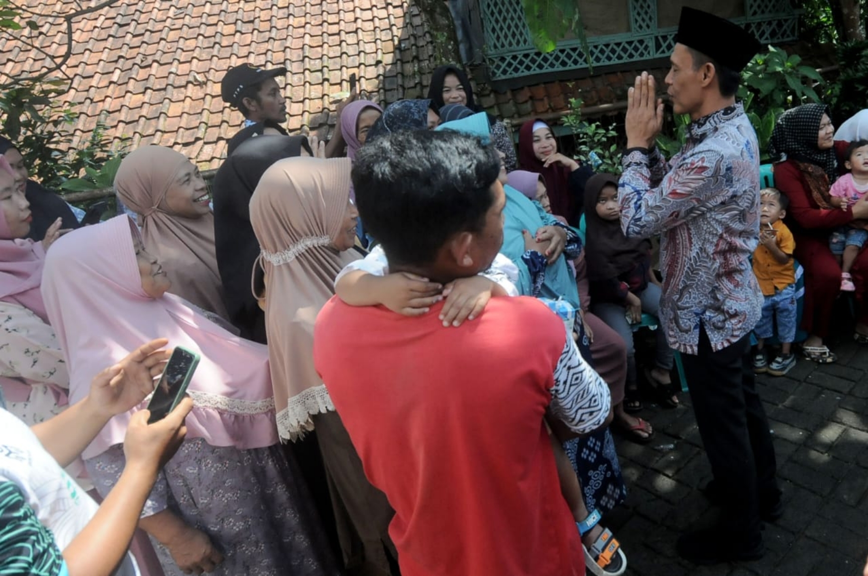Wakil Bupati pasangan calon nomor urut 1, Ade Ruhandi saat menyapa warga. Hendi Novian/radarbogor