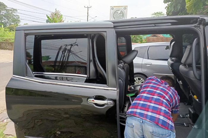 Mobil korban aksi pencurian modus pecah kaca di Cijeruk Bogor.