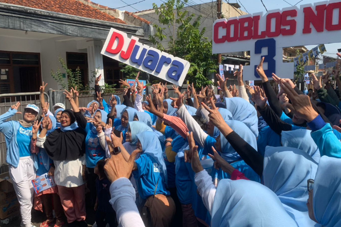 Paslon Wali Kota dan Wakil Wali Kota Bogor Dedie A Rachim dan Jenal Mutaqin senam bersama warga jalan Lolongok Tengah, RT 04 RW 03, Kelurahan Empang, Kecamatan Bogor Selatan, Kota Bogor