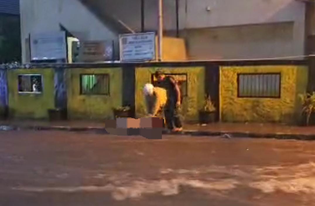 Penyelamatan pria yang terseret arus banjir di Ciomas Bogor