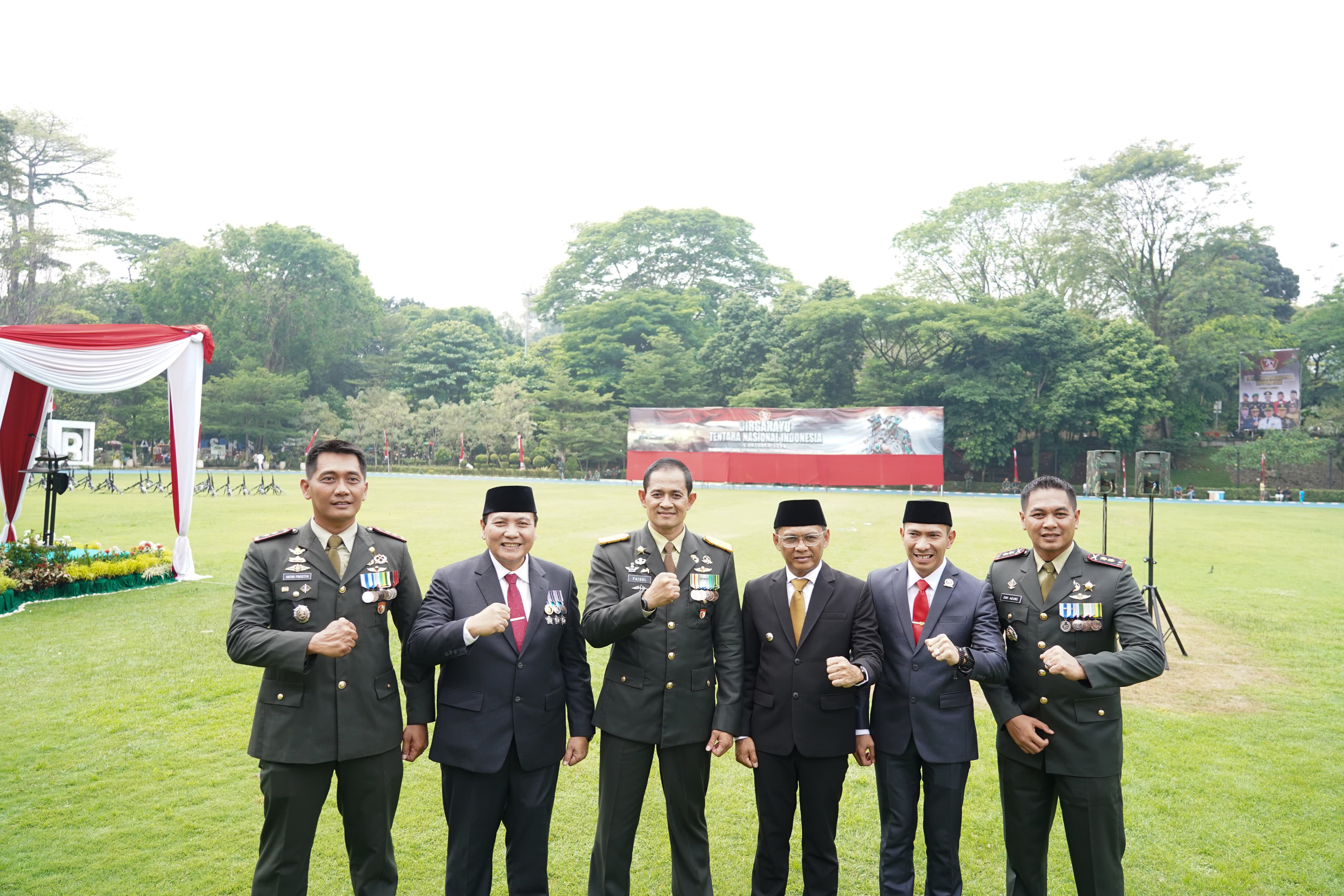 Wakil Ketua I DPRD Kota Bogor, M. Rusli Prihatevy ikut merayakan HUT TNI ke-79 Tentara Nasional Indonesia (TNI) yang diselenggarakan di Lapangan Sempur, Kecamatan Bogor Tengah Sabtu (5/10/2024).