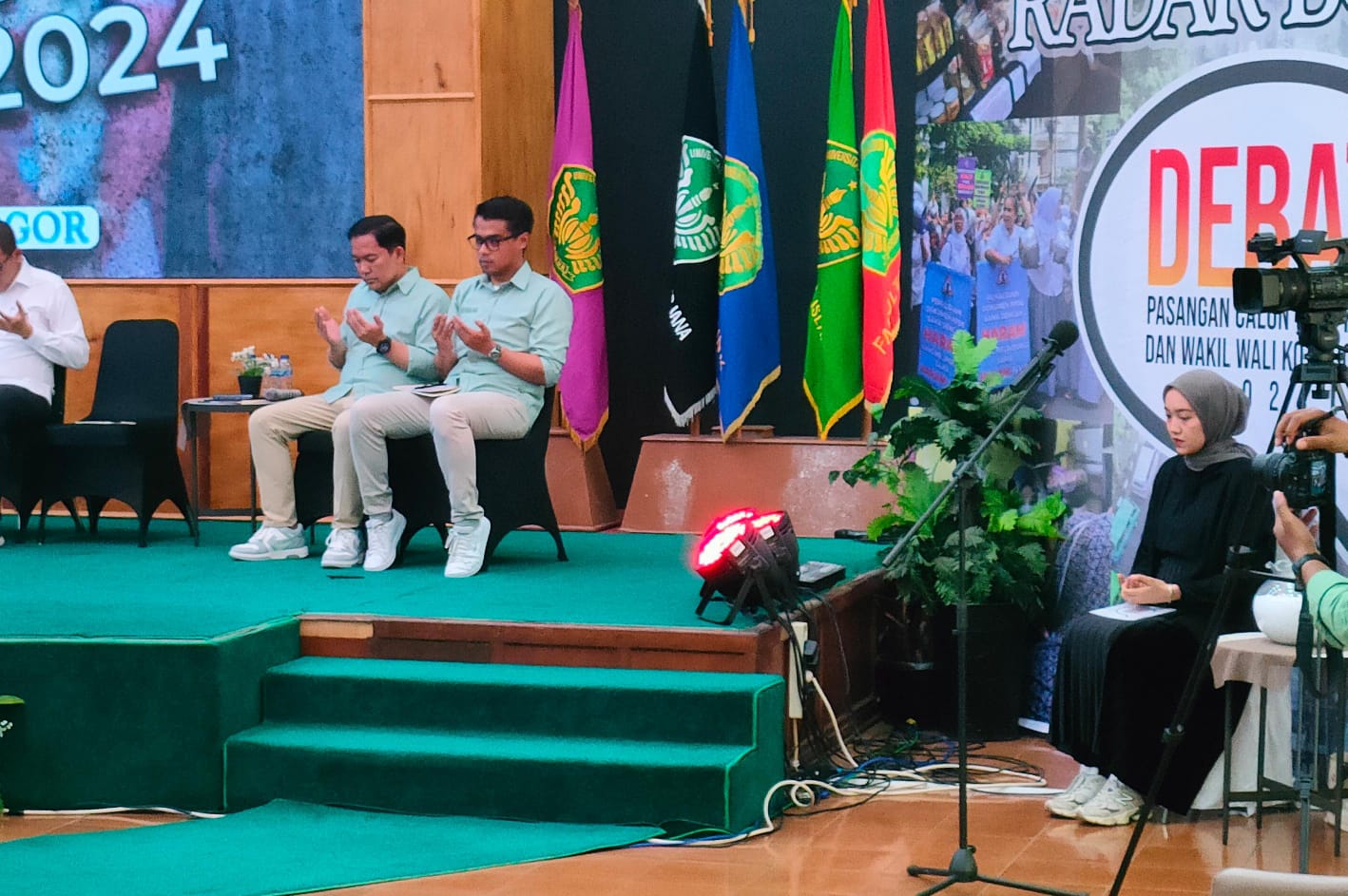 Debat paslon Wali Kota Bogor dan wakilnya, yang diselenggarakan Radar Bogor di UIKA, menghadirkan semua pasangan, termasuk Dokter Rayendra dan Eka Maulana.