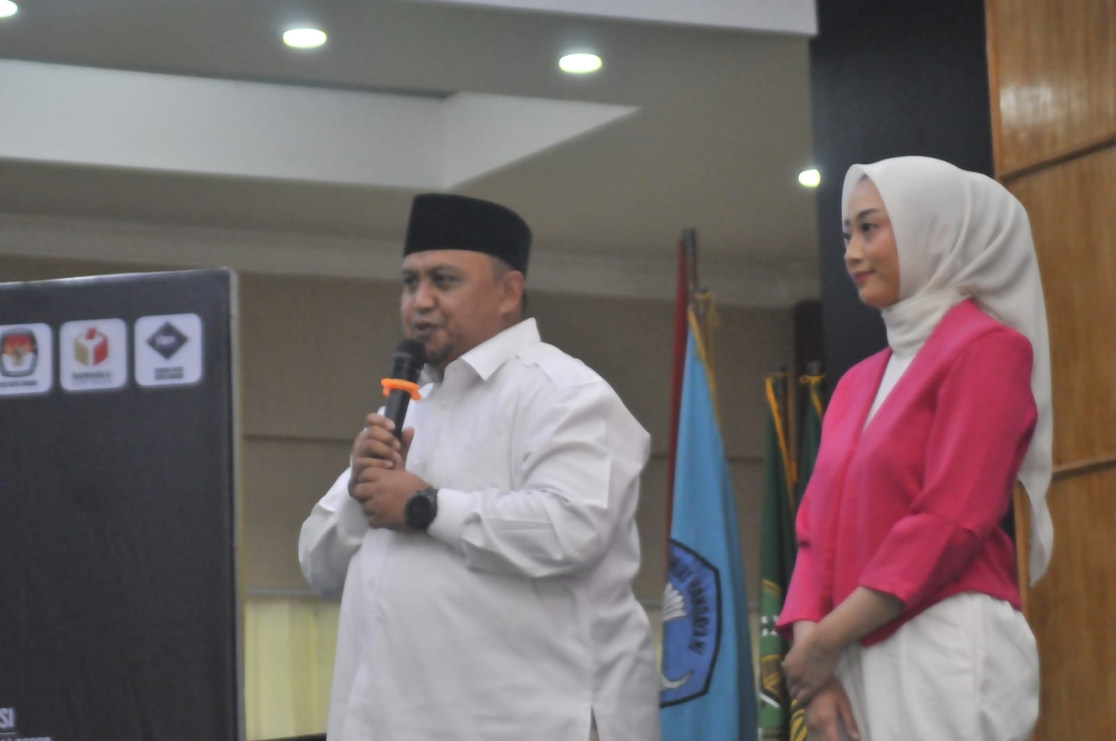 Atang Trisnanto dan Annida Allivia dalam debat paslon wali Kota Bogor.