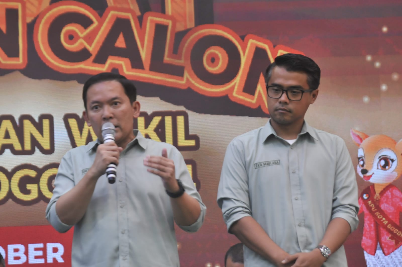 Debat paslon Wali Kota Bogor dan wakilnya, yang diselenggarakan Radar Bogor di UIKA, menghadirkan semua pasangan, termasuk Dokter Rayendra dan Eka Maulana.