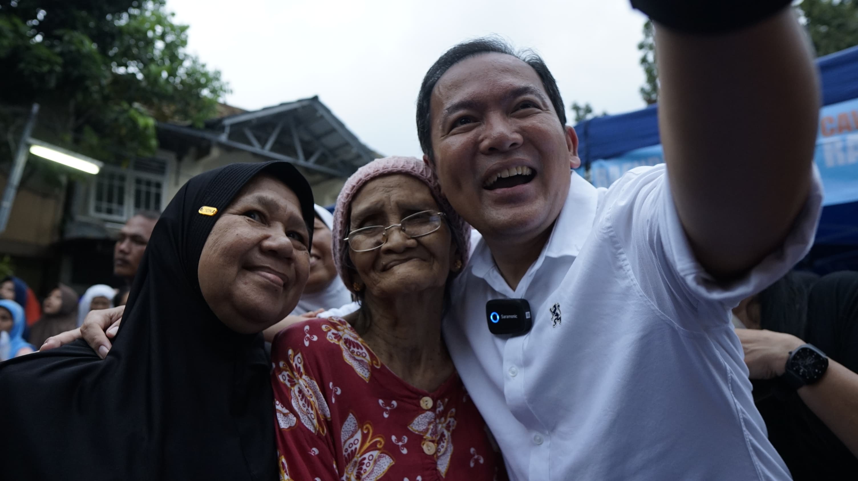 Calon Wali Kota Bogor, Dokter Rayendra saat foto bareng warga Kota Bogor usai acara Ngariung Sehat.